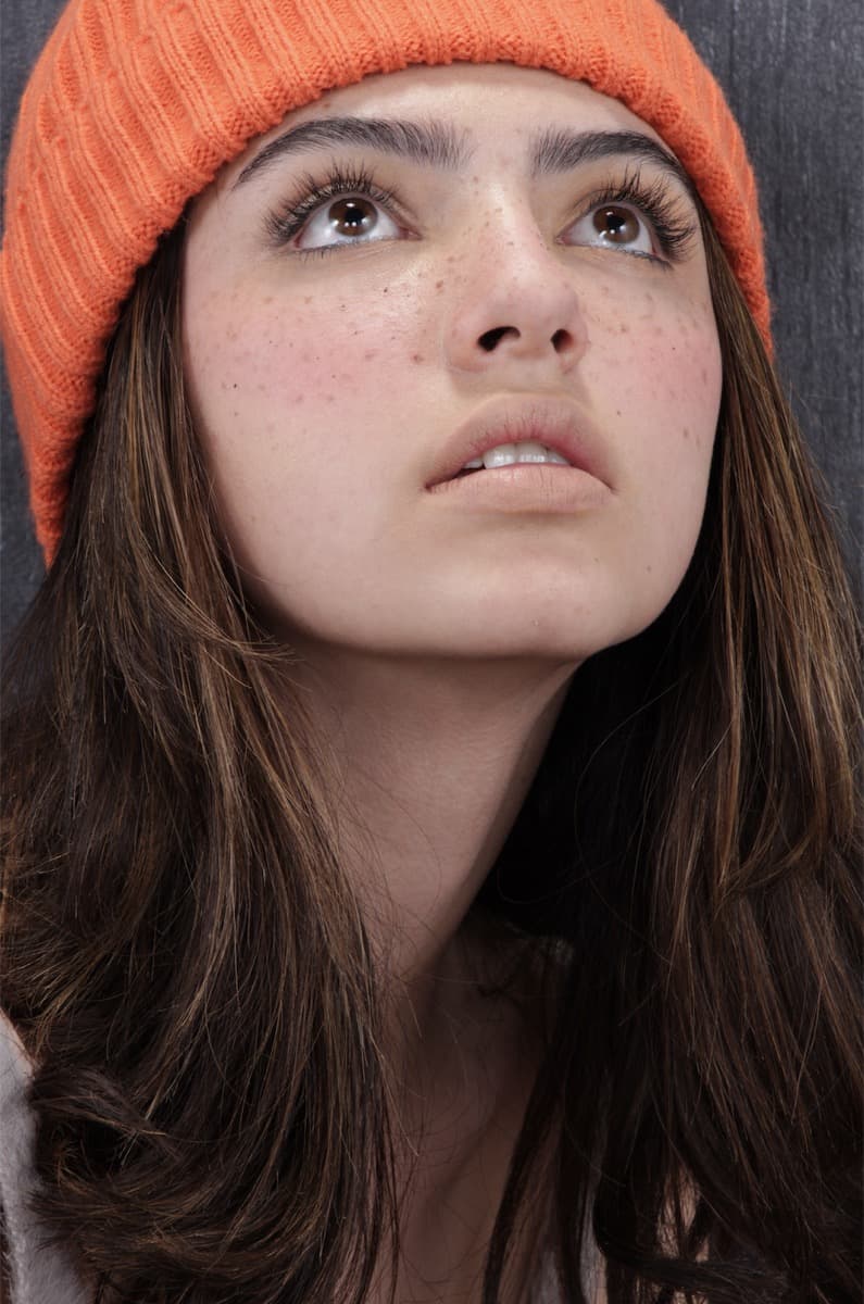 Niña modelo de Next Kidz con gorro naranja